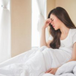 Mắt bị sụp mí sau khi ngủ dậy – Nguyên nhân & 6 Cách chữa Hiệu Quả